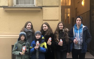 Školský parlament ozdobil stromčeky v Seniorcentre