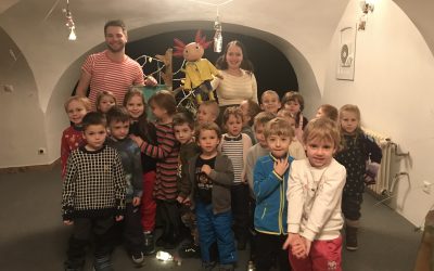 Škôlkari na divadelnom predstavení divadla ŠiBe v Bibiane