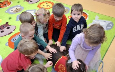 Návšteva psíka z Canisterapeutického združenia v materskej škole