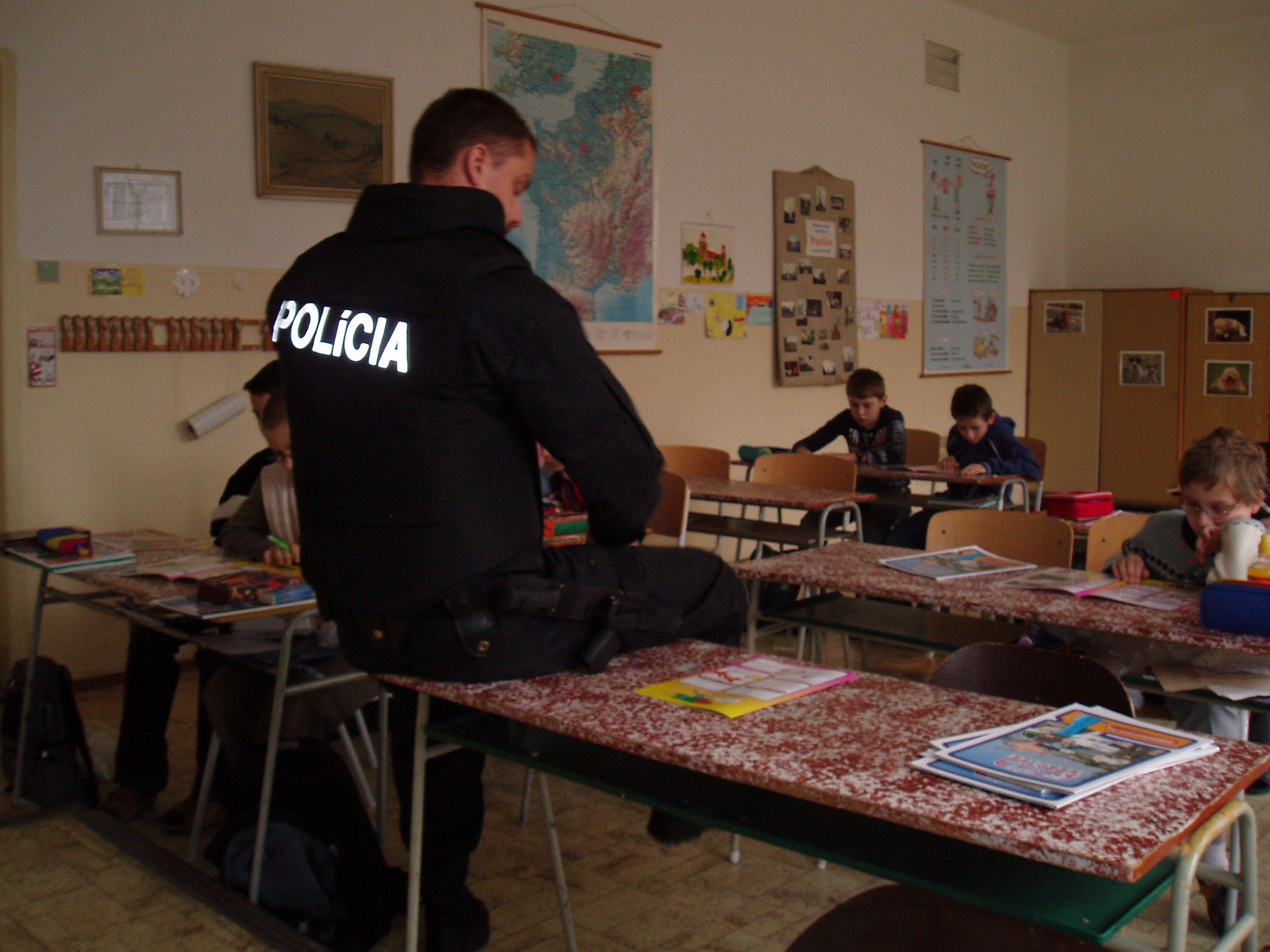 Policajti v škole